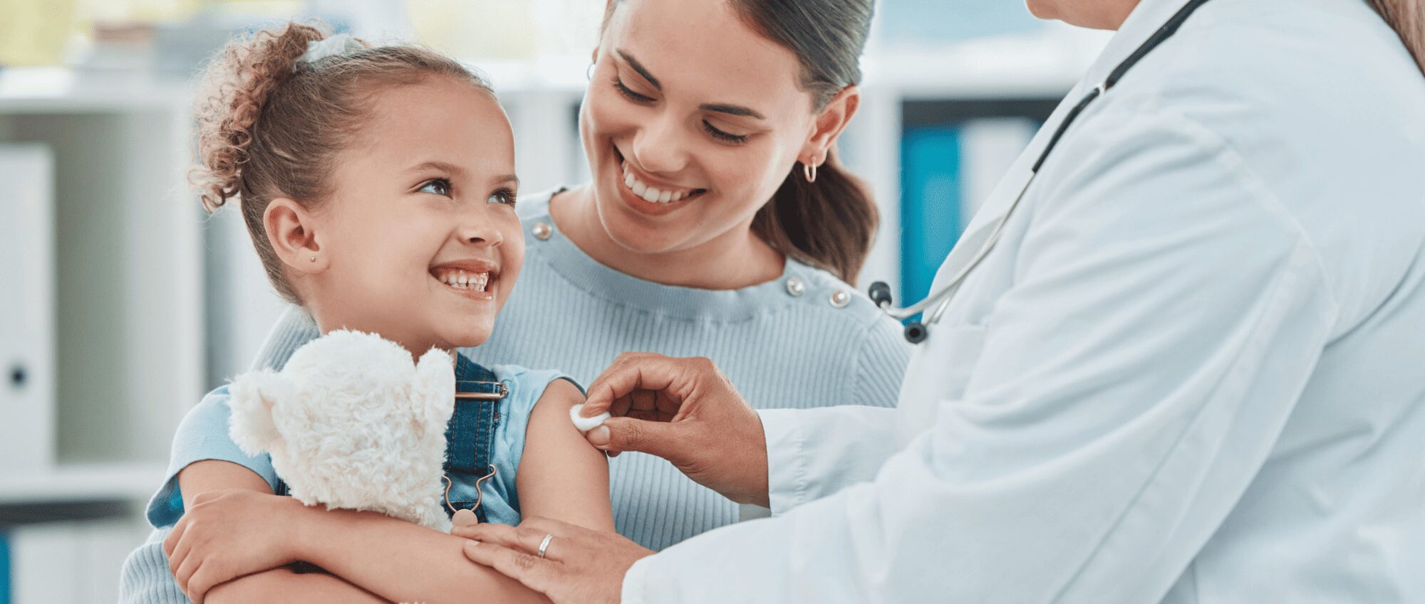 vaccination d'un enfant chez un médecin
